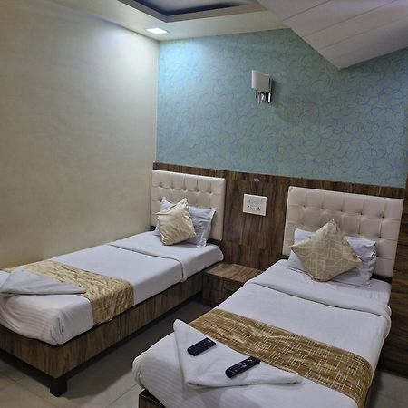Hotel Crystal Park Near Nesco Exhibition Center Mumbai Bagian luar foto