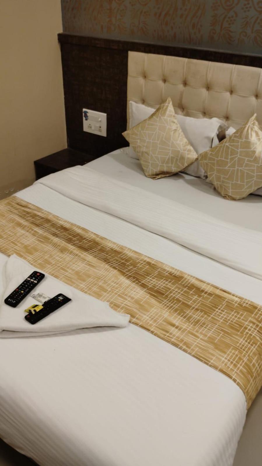 Hotel Crystal Park Near Nesco Exhibition Center Mumbai Bagian luar foto