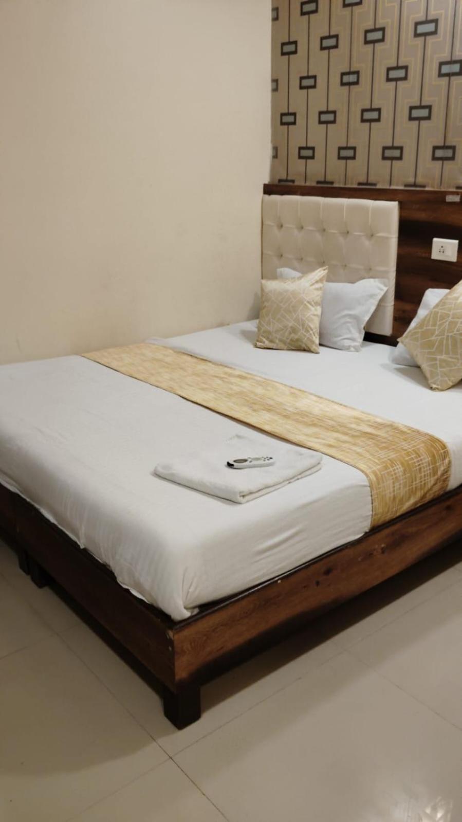 Hotel Crystal Park Near Nesco Exhibition Center Mumbai Bagian luar foto