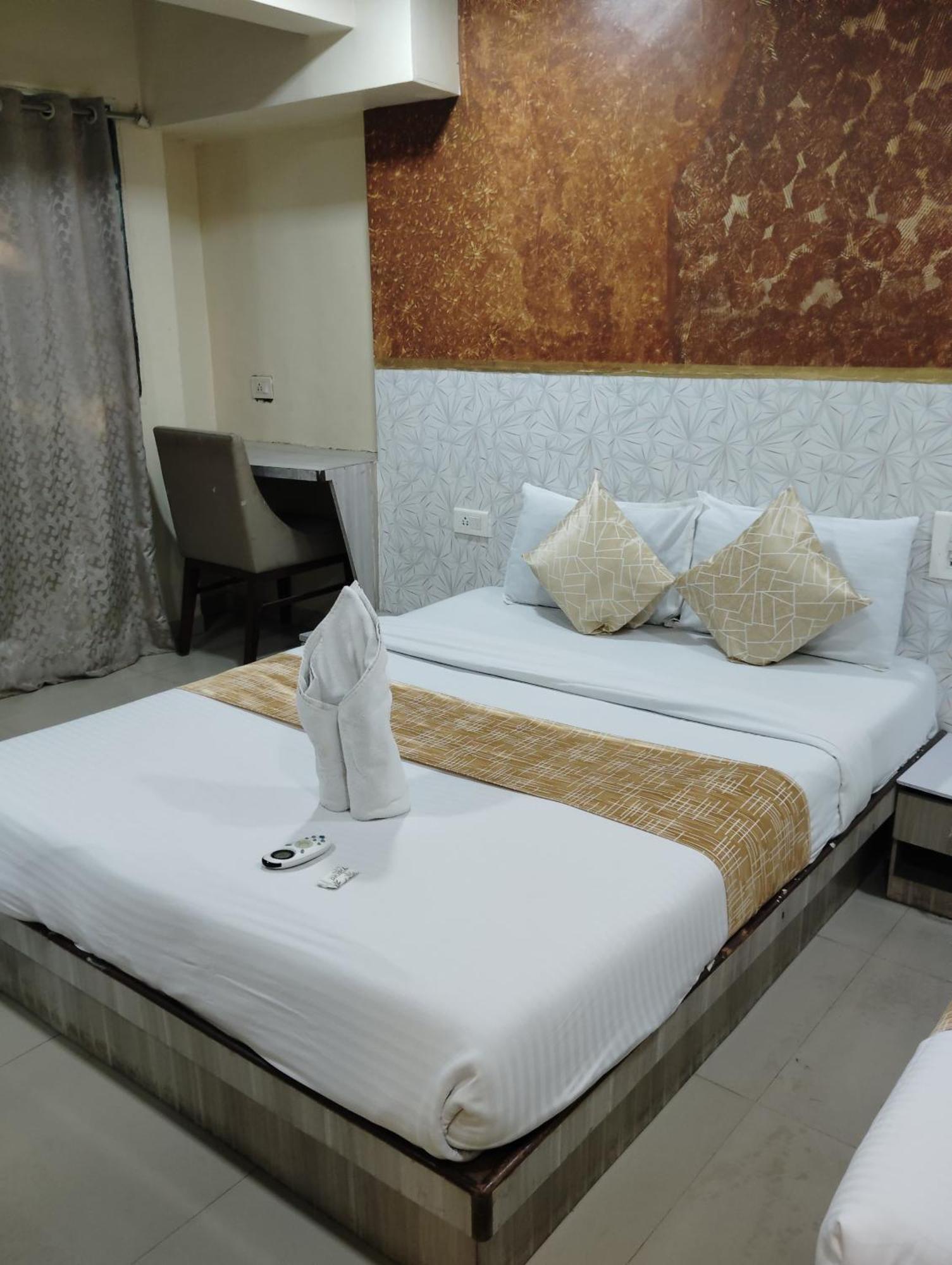 Hotel Crystal Park Near Nesco Exhibition Center Mumbai Bagian luar foto