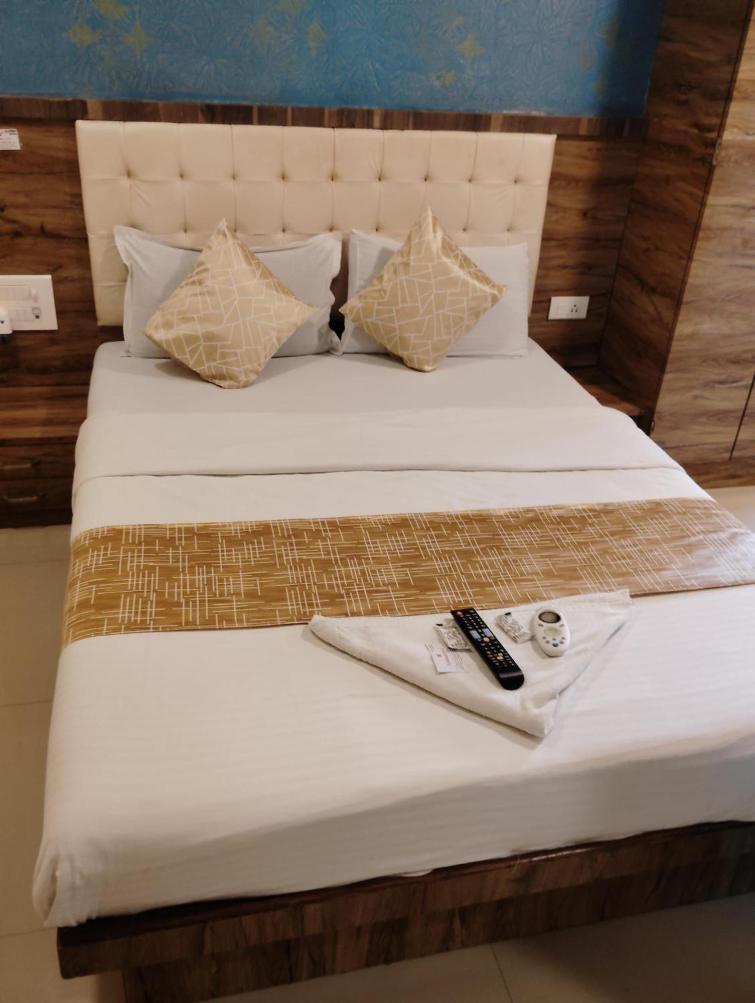 Hotel Crystal Park Near Nesco Exhibition Center Mumbai Bagian luar foto