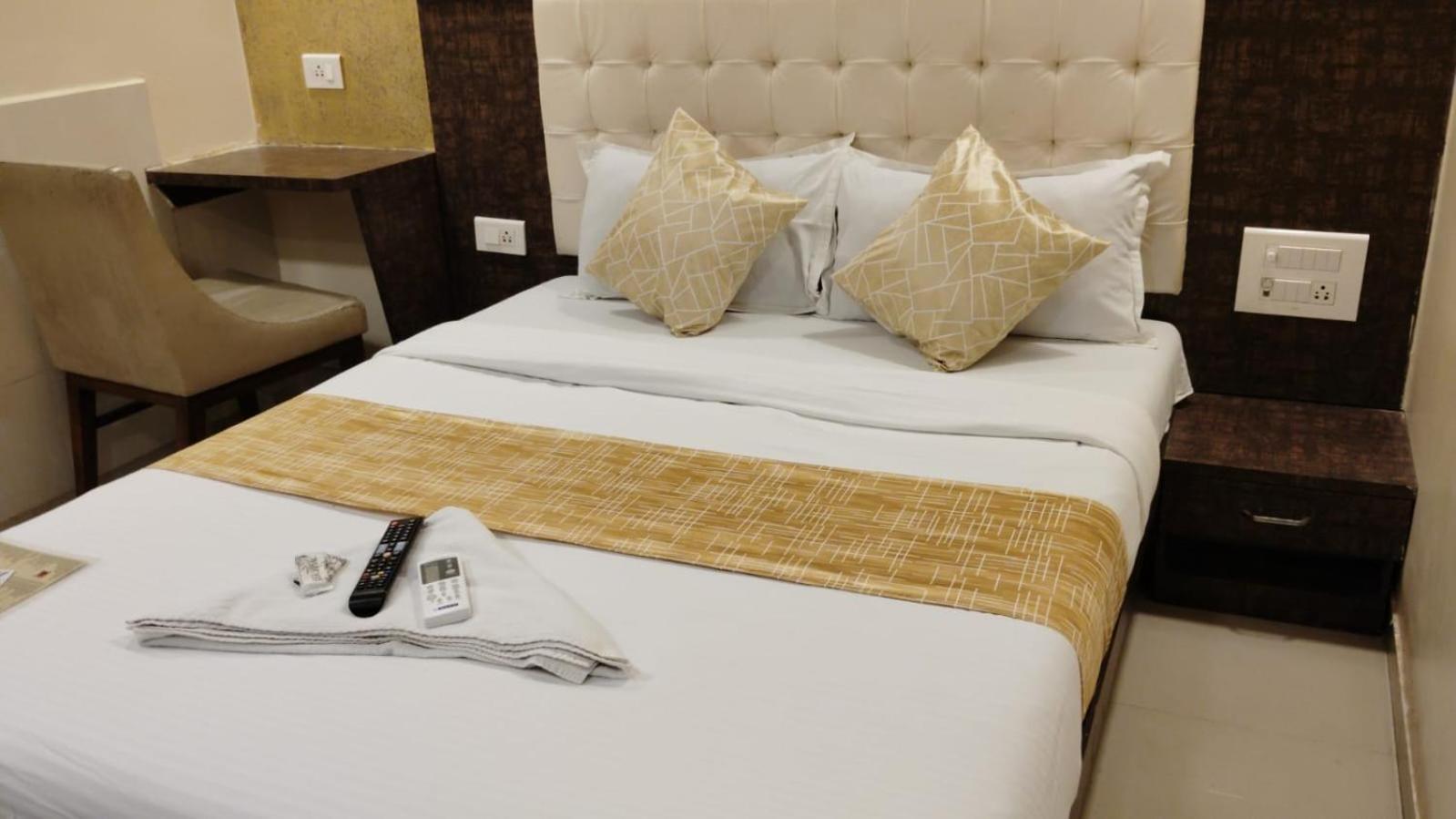 Hotel Crystal Park Near Nesco Exhibition Center Mumbai Bagian luar foto