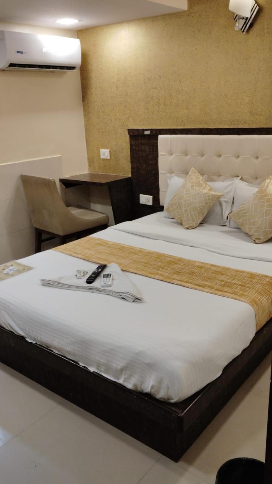 Hotel Crystal Park Near Nesco Exhibition Center Mumbai Bagian luar foto
