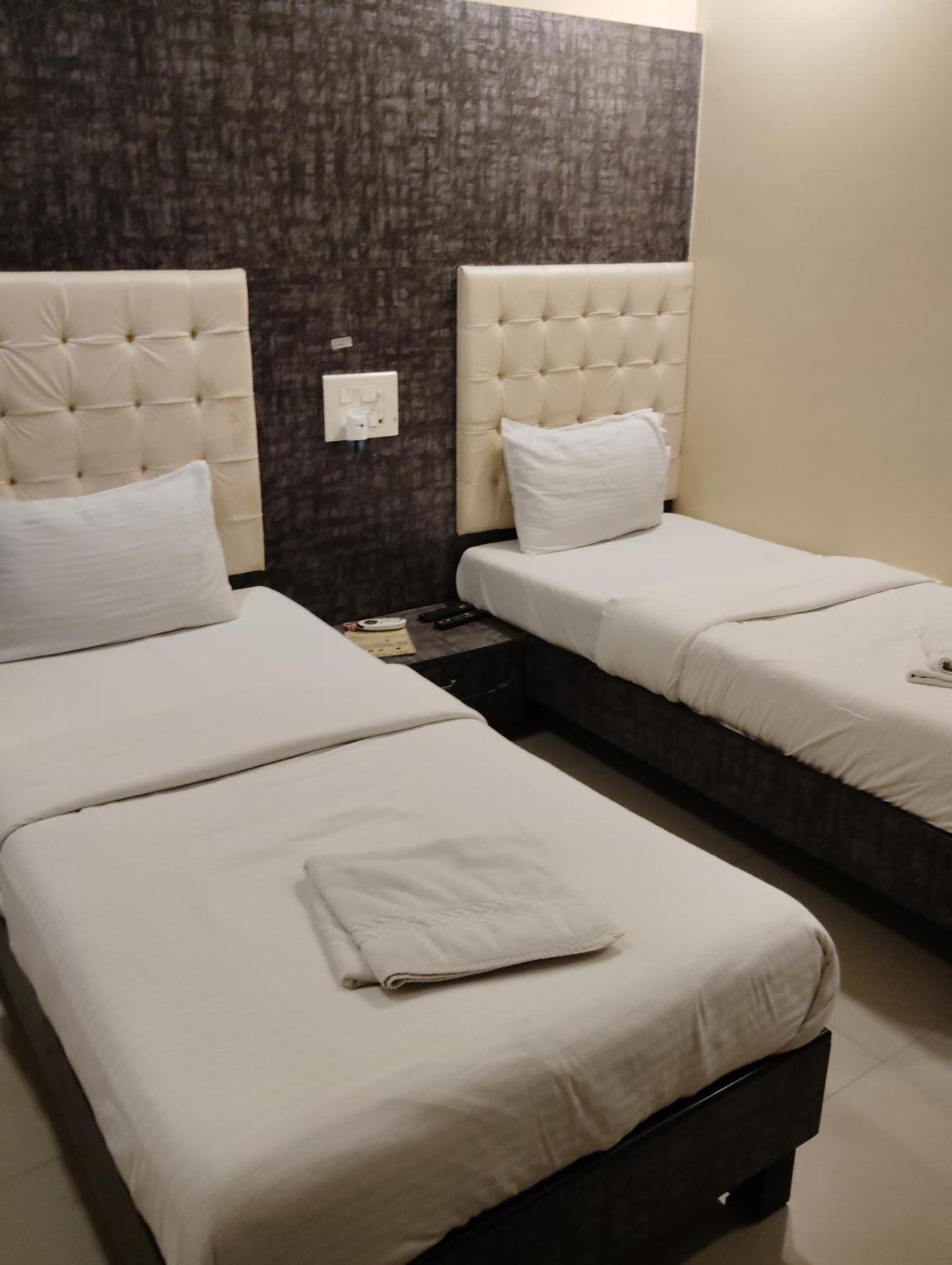 Hotel Crystal Park Near Nesco Exhibition Center Mumbai Bagian luar foto