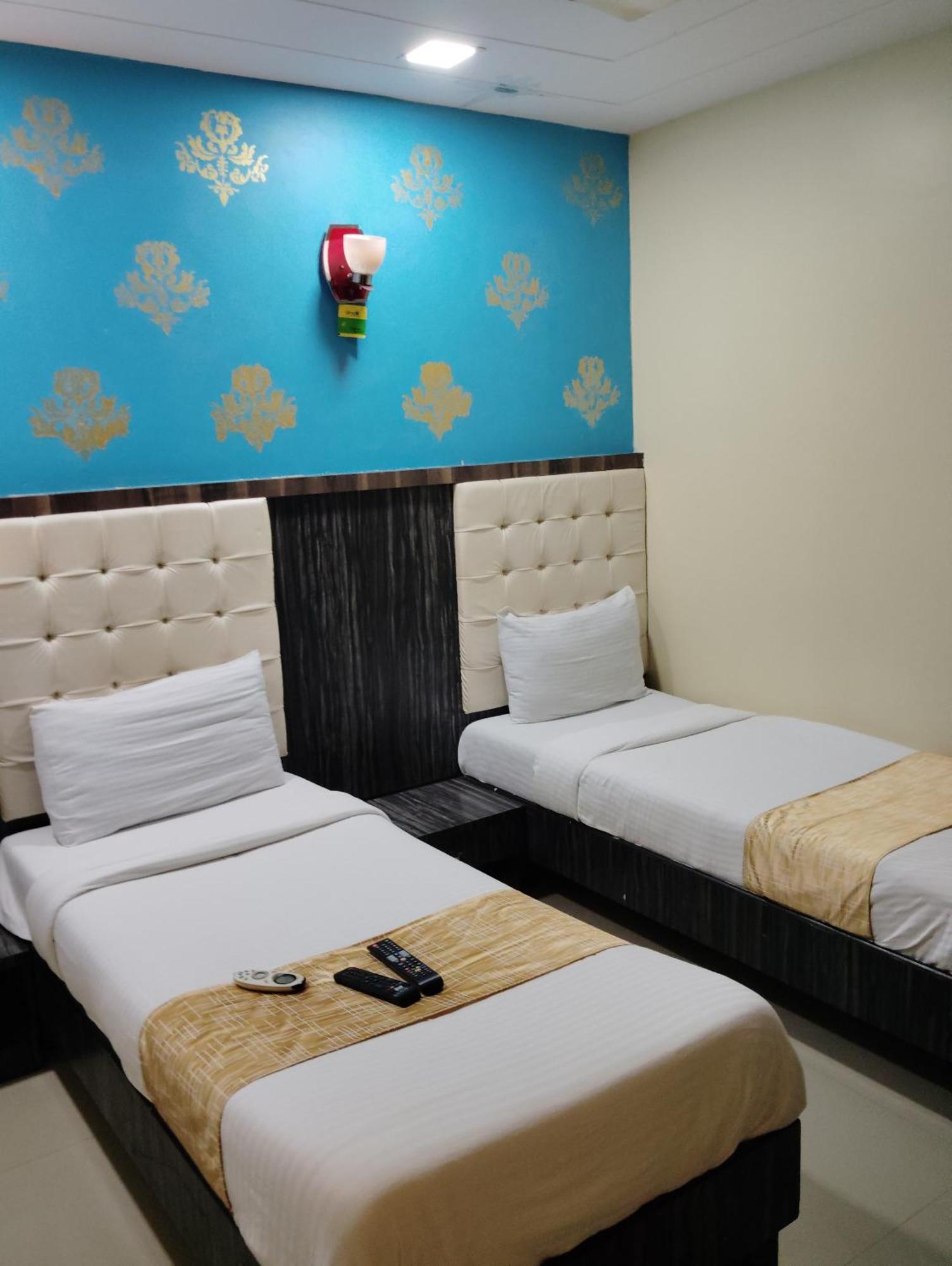 Hotel Crystal Park Near Nesco Exhibition Center Mumbai Bagian luar foto
