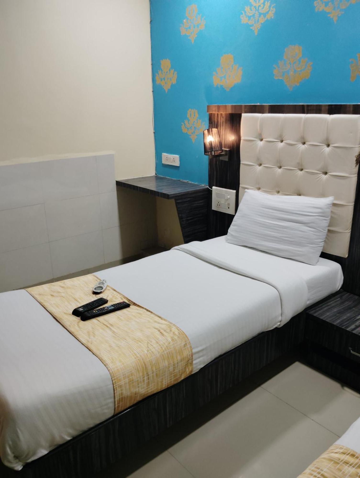 Hotel Crystal Park Near Nesco Exhibition Center Mumbai Bagian luar foto