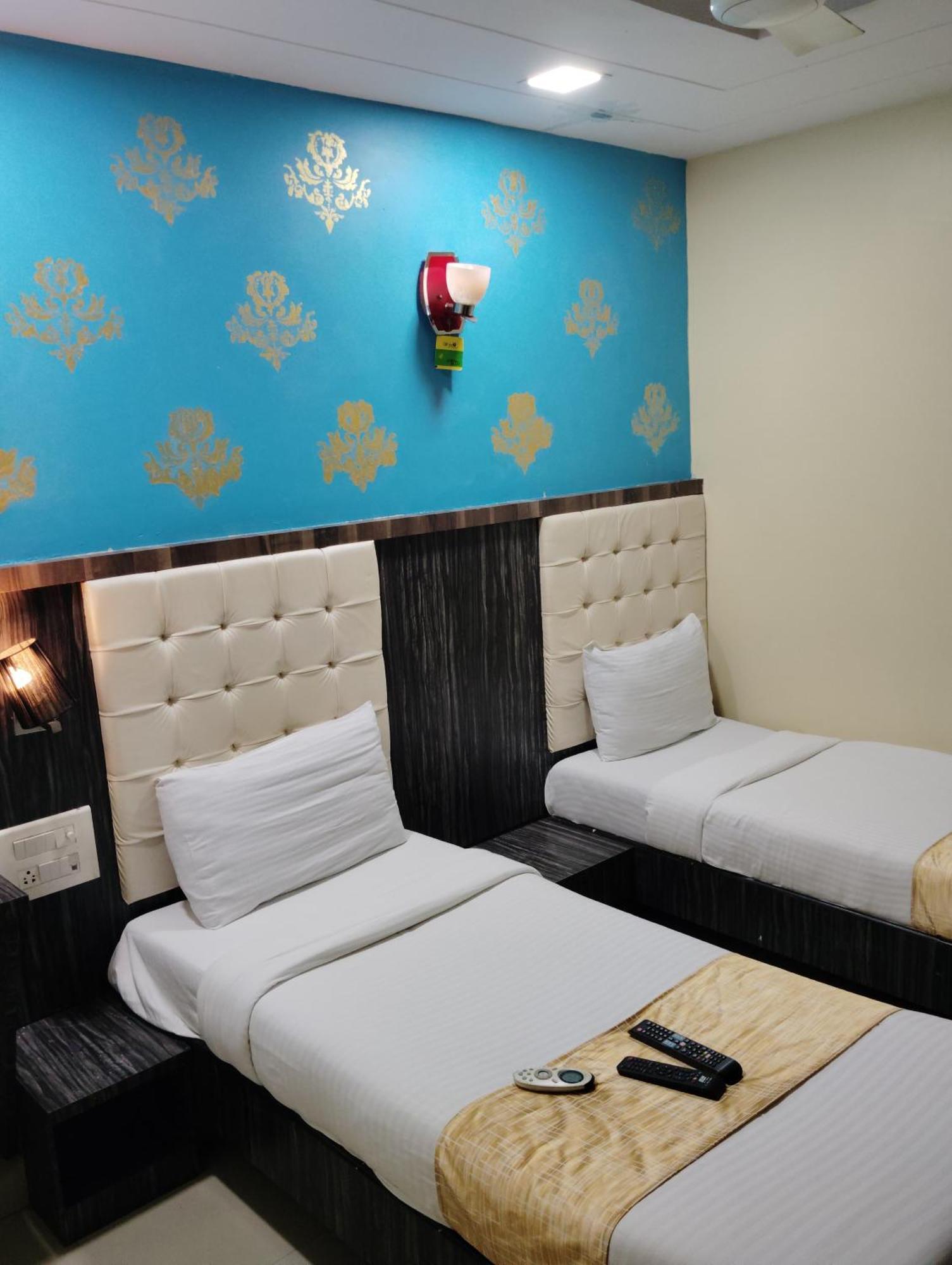 Hotel Crystal Park Near Nesco Exhibition Center Mumbai Bagian luar foto