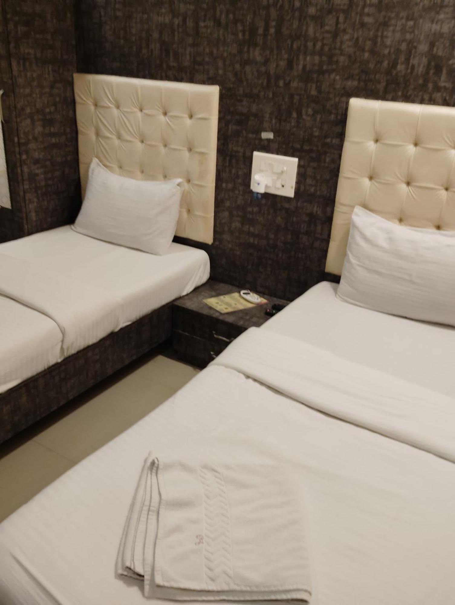 Hotel Crystal Park Near Nesco Exhibition Center Mumbai Bagian luar foto