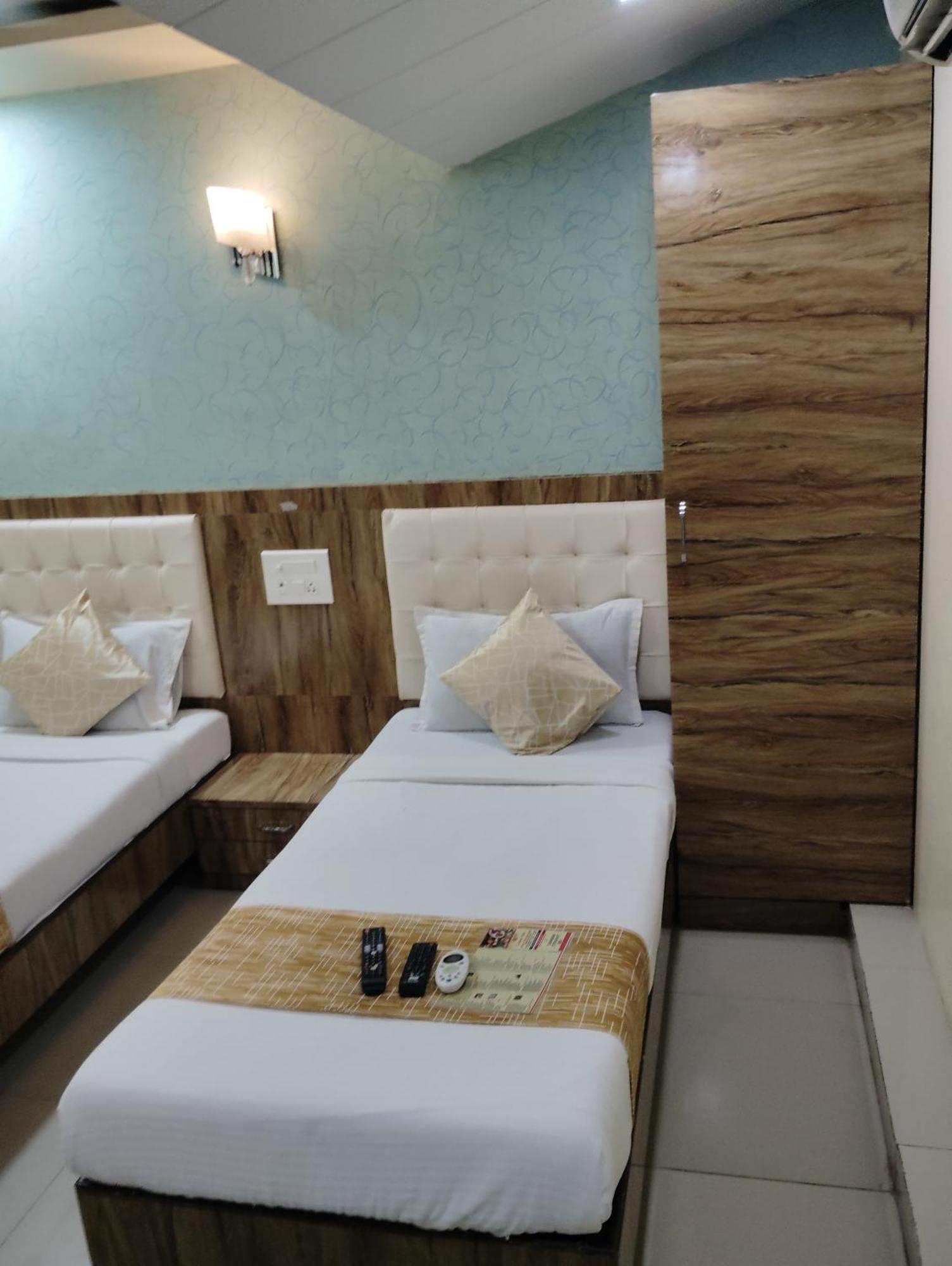 Hotel Crystal Park Near Nesco Exhibition Center Mumbai Bagian luar foto