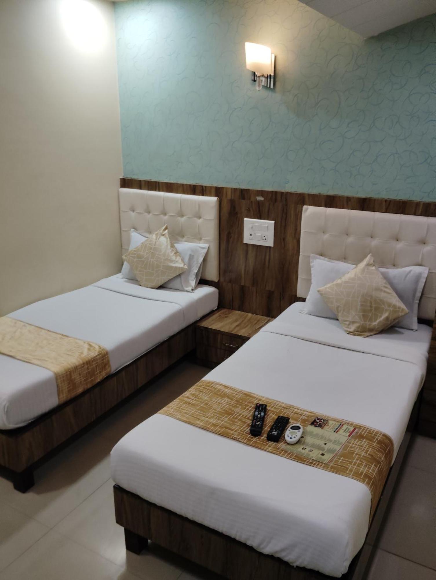 Hotel Crystal Park Near Nesco Exhibition Center Mumbai Bagian luar foto