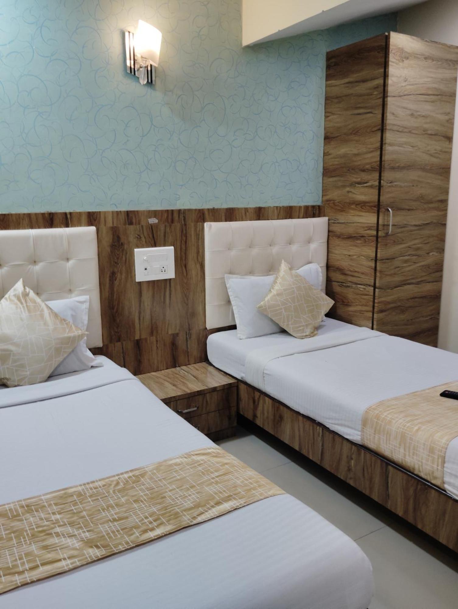 Hotel Crystal Park Near Nesco Exhibition Center Mumbai Bagian luar foto