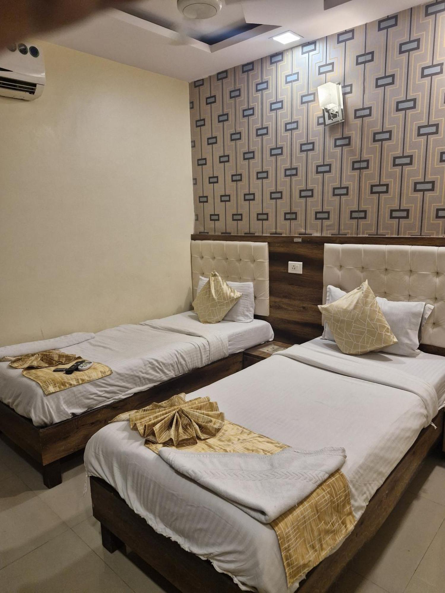 Hotel Crystal Park Near Nesco Exhibition Center Mumbai Bagian luar foto