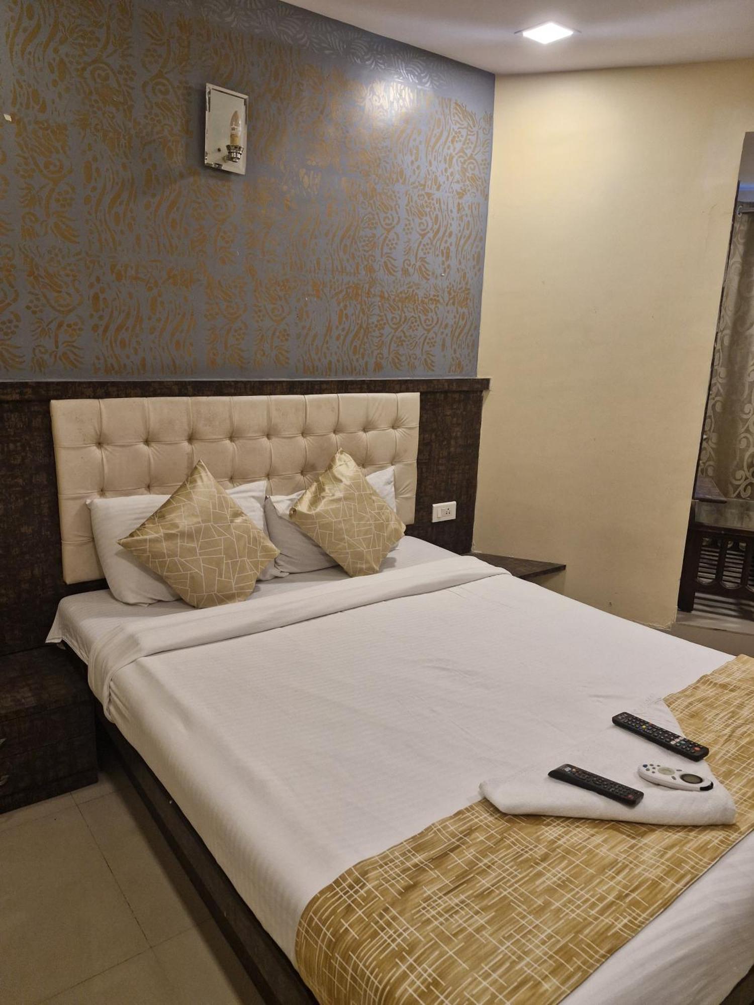 Hotel Crystal Park Near Nesco Exhibition Center Mumbai Bagian luar foto