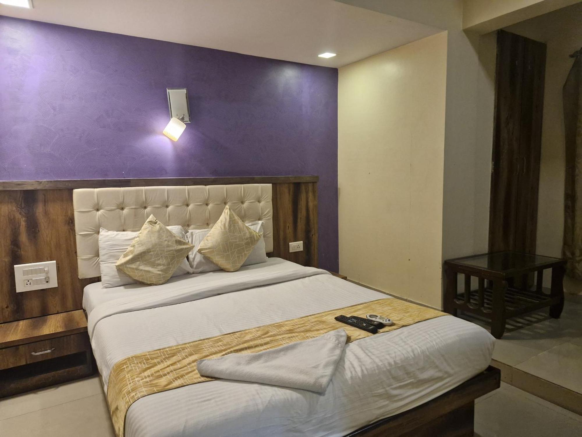 Hotel Crystal Park Near Nesco Exhibition Center Mumbai Bagian luar foto