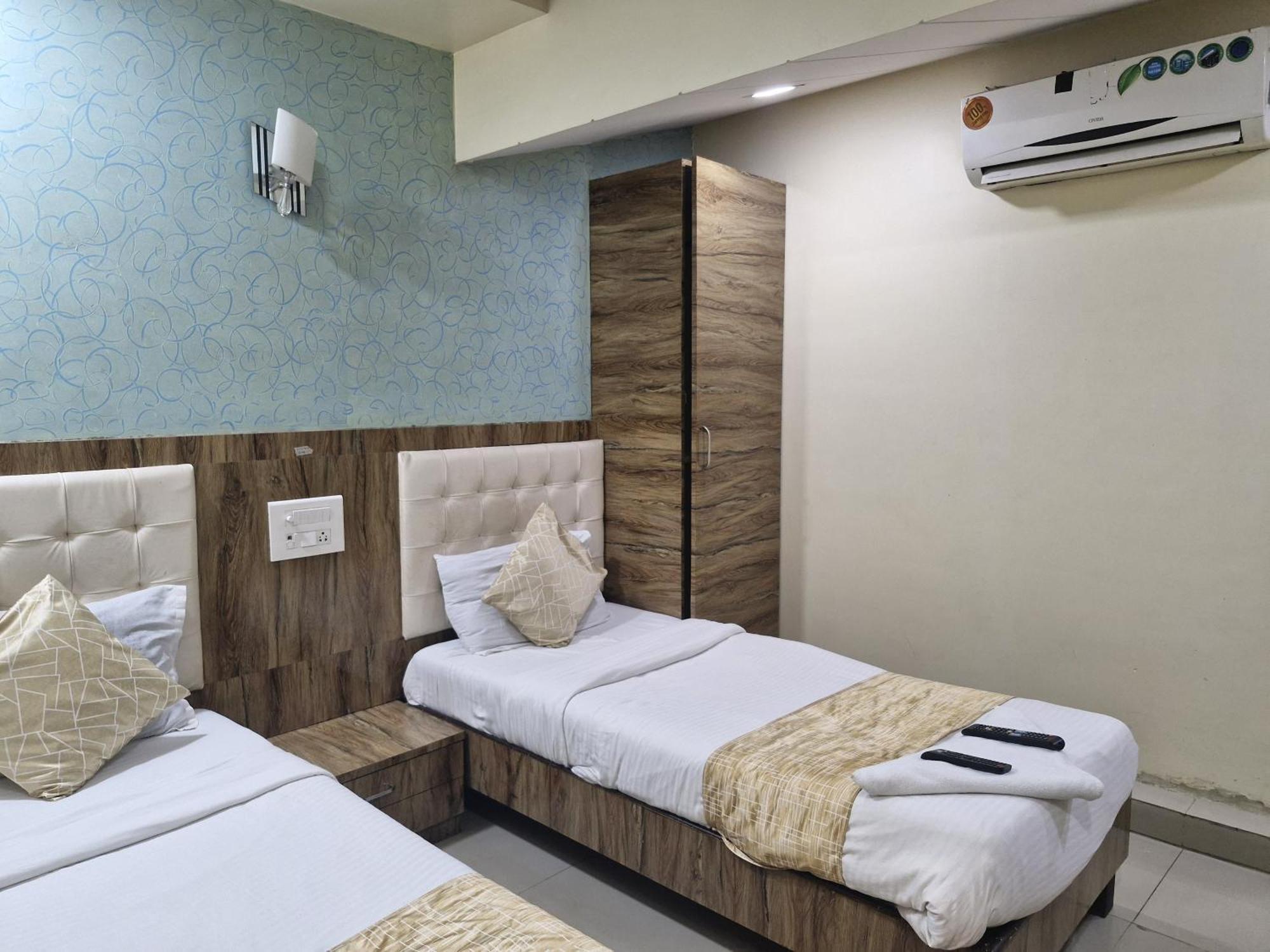 Hotel Crystal Park Near Nesco Exhibition Center Mumbai Bagian luar foto