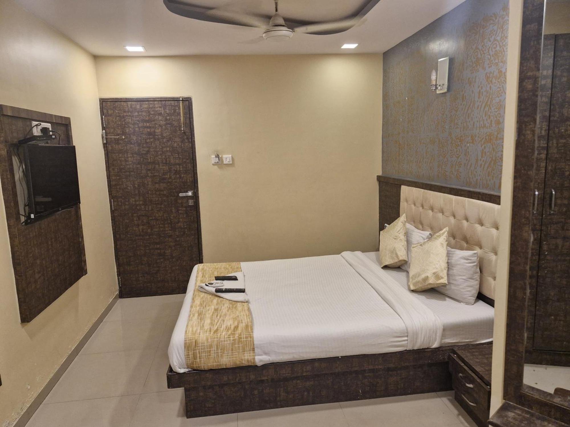 Hotel Crystal Park Near Nesco Exhibition Center Mumbai Bagian luar foto