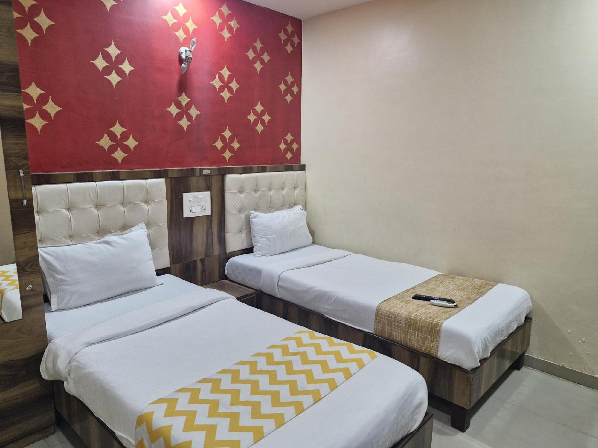 Hotel Crystal Park Near Nesco Exhibition Center Mumbai Bagian luar foto