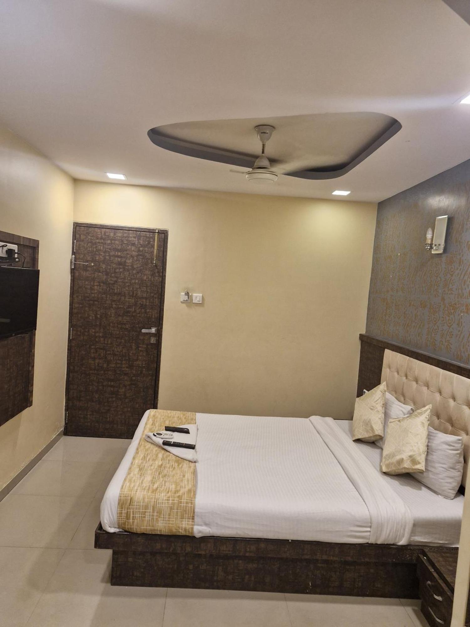 Hotel Crystal Park Near Nesco Exhibition Center Mumbai Bagian luar foto