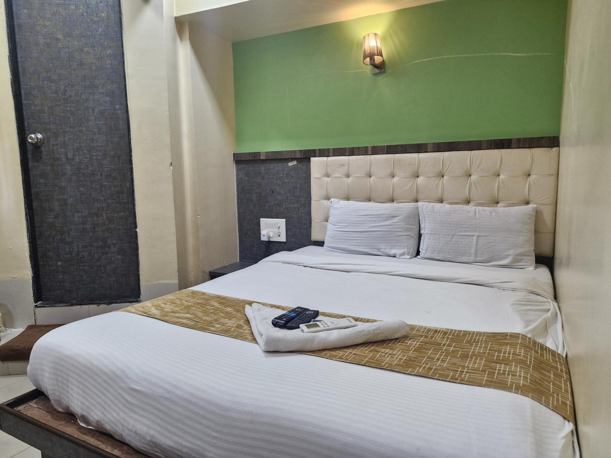 Hotel Crystal Park Near Nesco Exhibition Center Mumbai Bagian luar foto