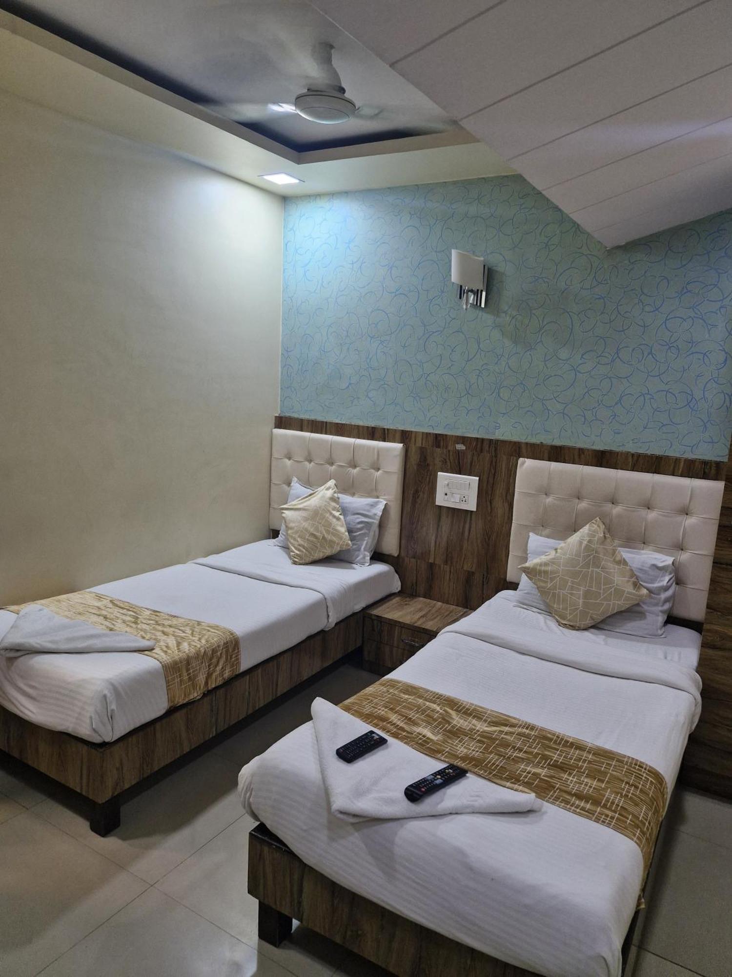Hotel Crystal Park Near Nesco Exhibition Center Mumbai Bagian luar foto