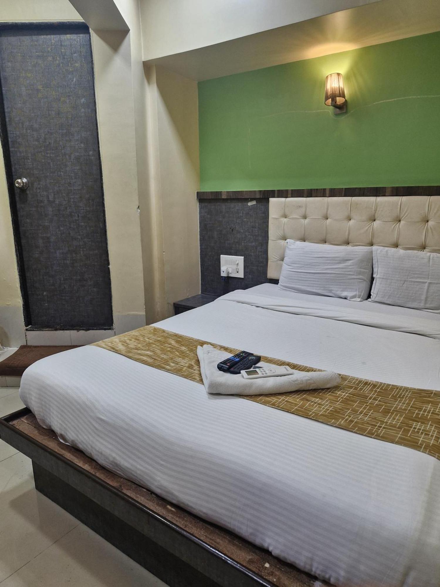 Hotel Crystal Park Near Nesco Exhibition Center Mumbai Bagian luar foto