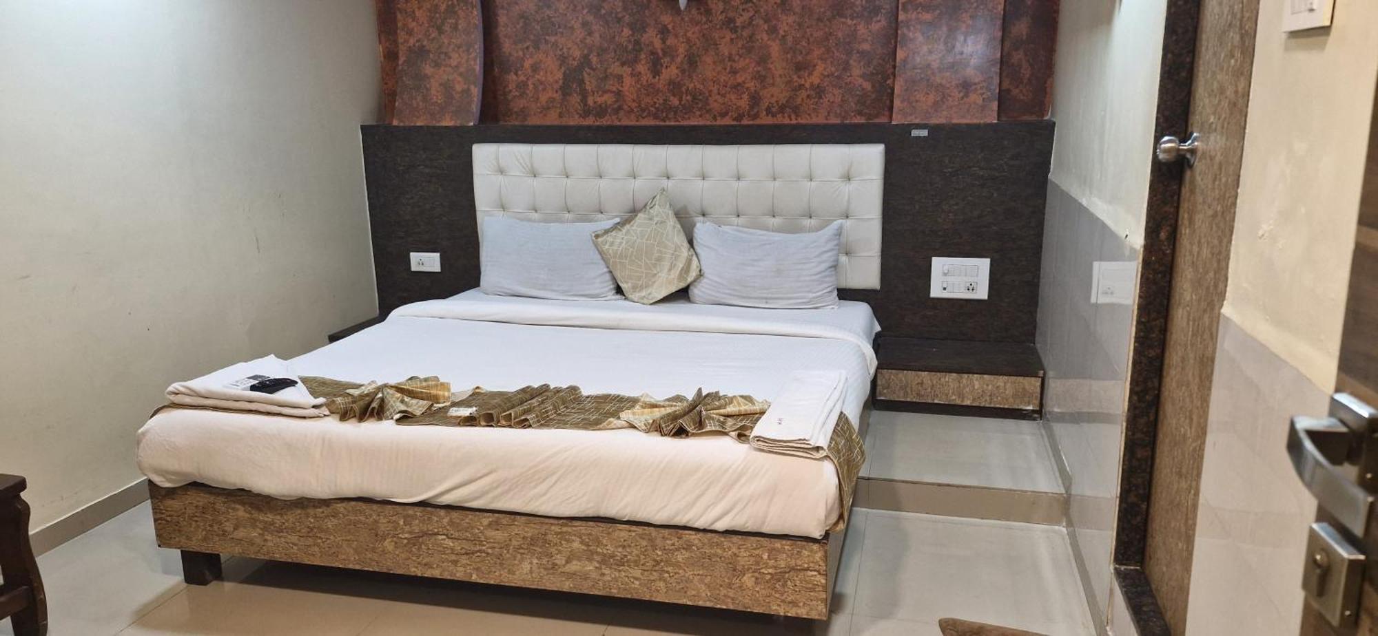 Hotel Crystal Park Near Nesco Exhibition Center Mumbai Bagian luar foto