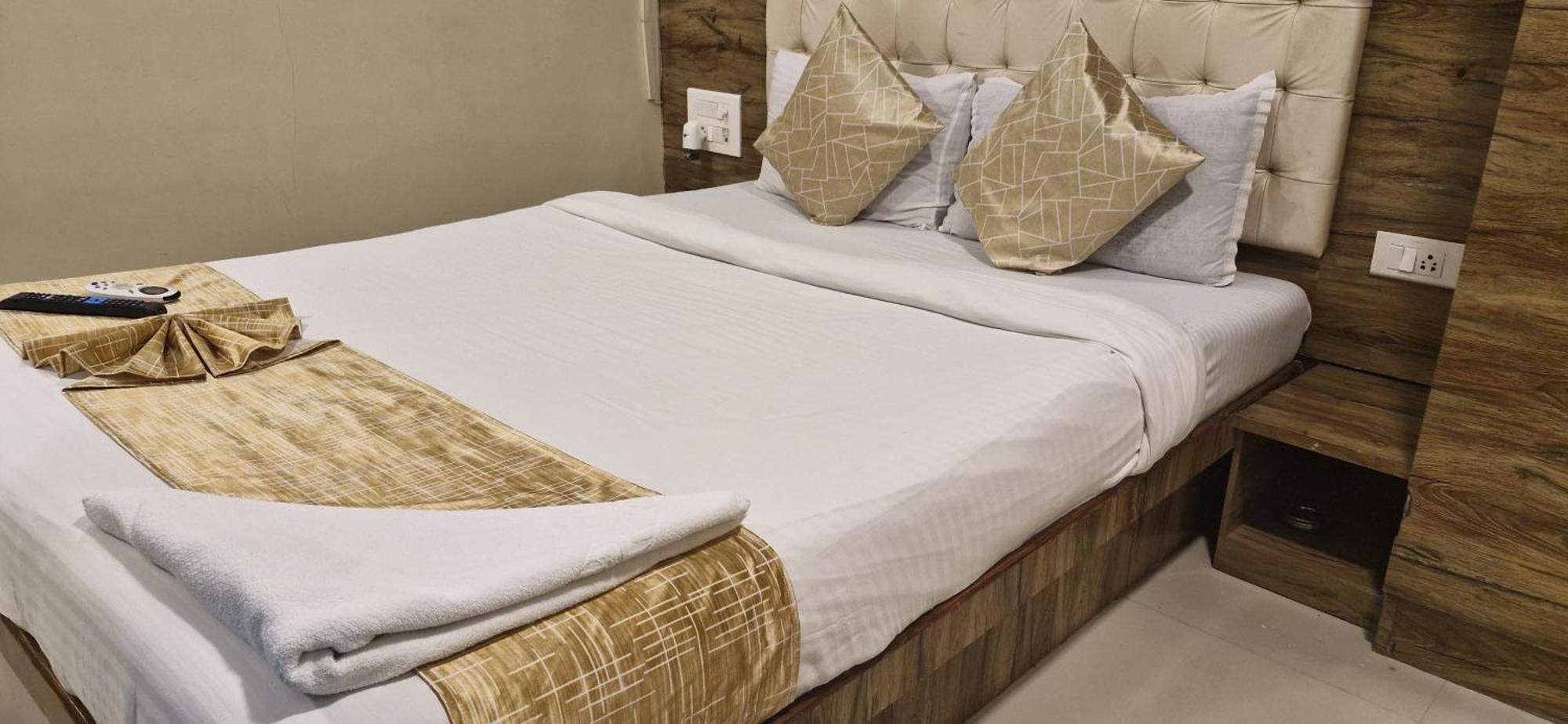 Hotel Crystal Park Near Nesco Exhibition Center Mumbai Bagian luar foto