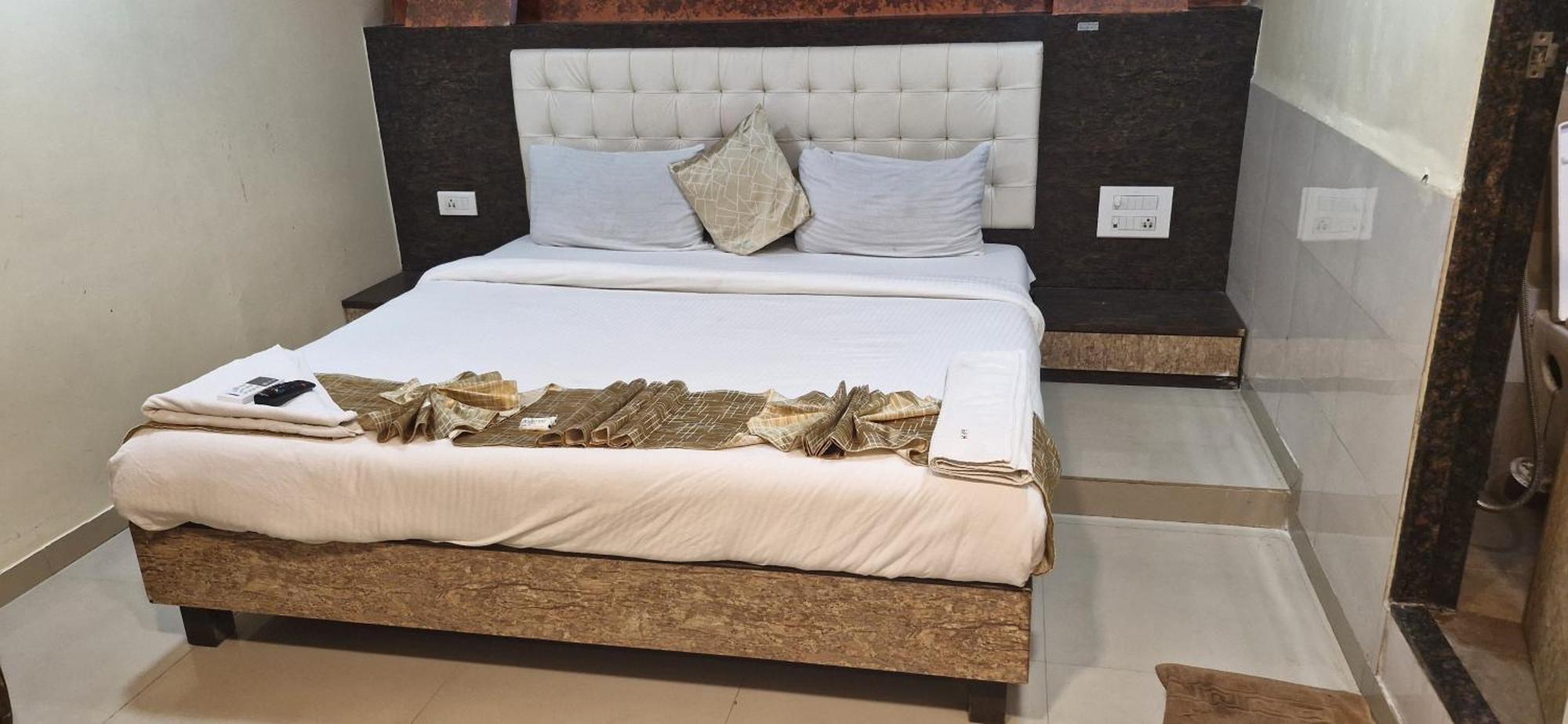 Hotel Crystal Park Near Nesco Exhibition Center Mumbai Bagian luar foto