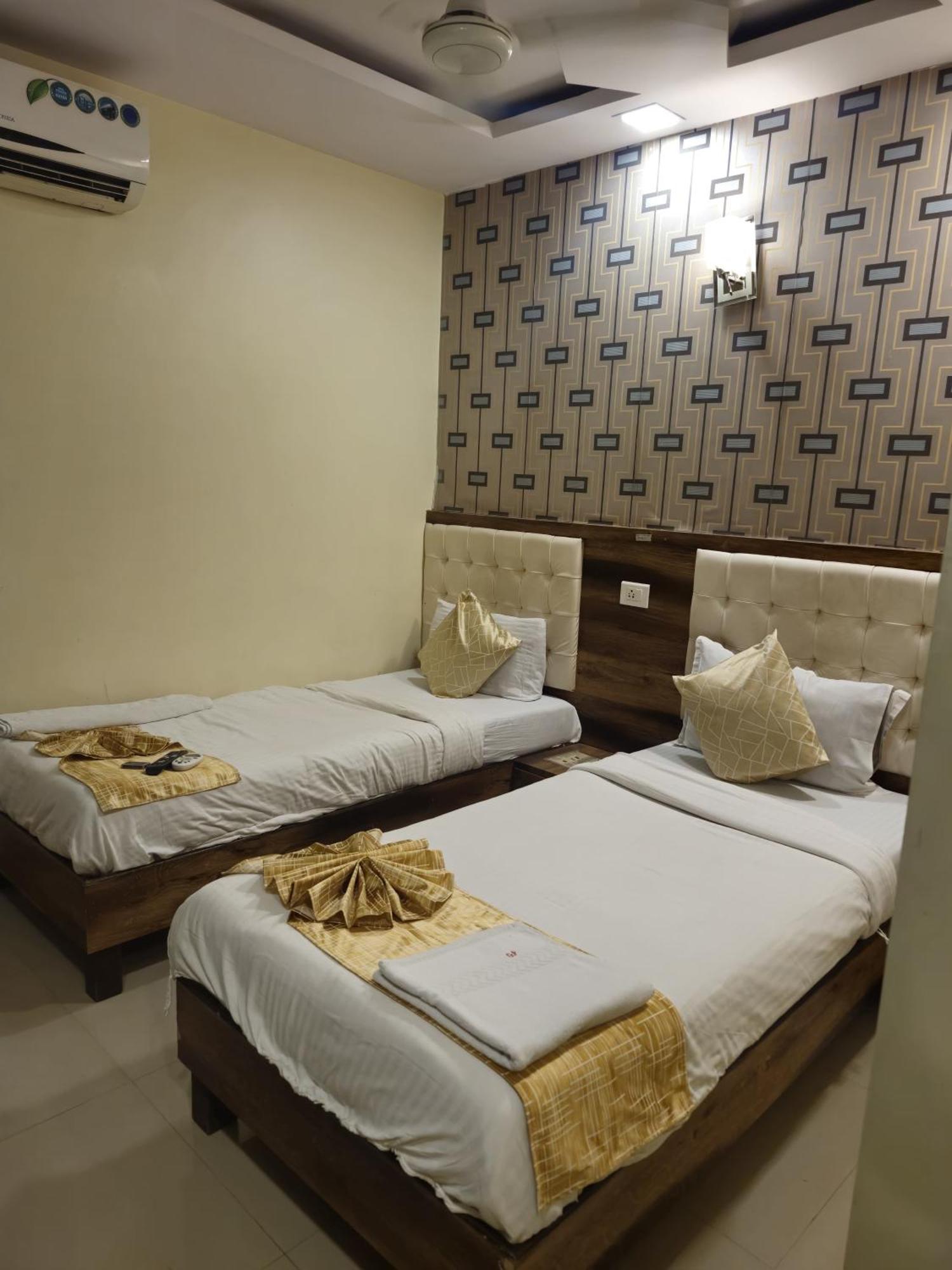 Hotel Crystal Park Near Nesco Exhibition Center Mumbai Bagian luar foto